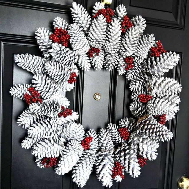 Ziemassvētku rotājumi, Sarkans, Vainags, Interjera dizains, Dabīgais materiāls, Ziemassvētki, Sudrabs, Ornaments, Radošā māksla, Ziedu dizains,