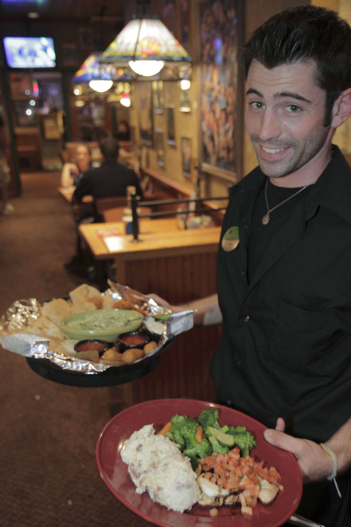 Kelner, kes serveerib toitu Applebee