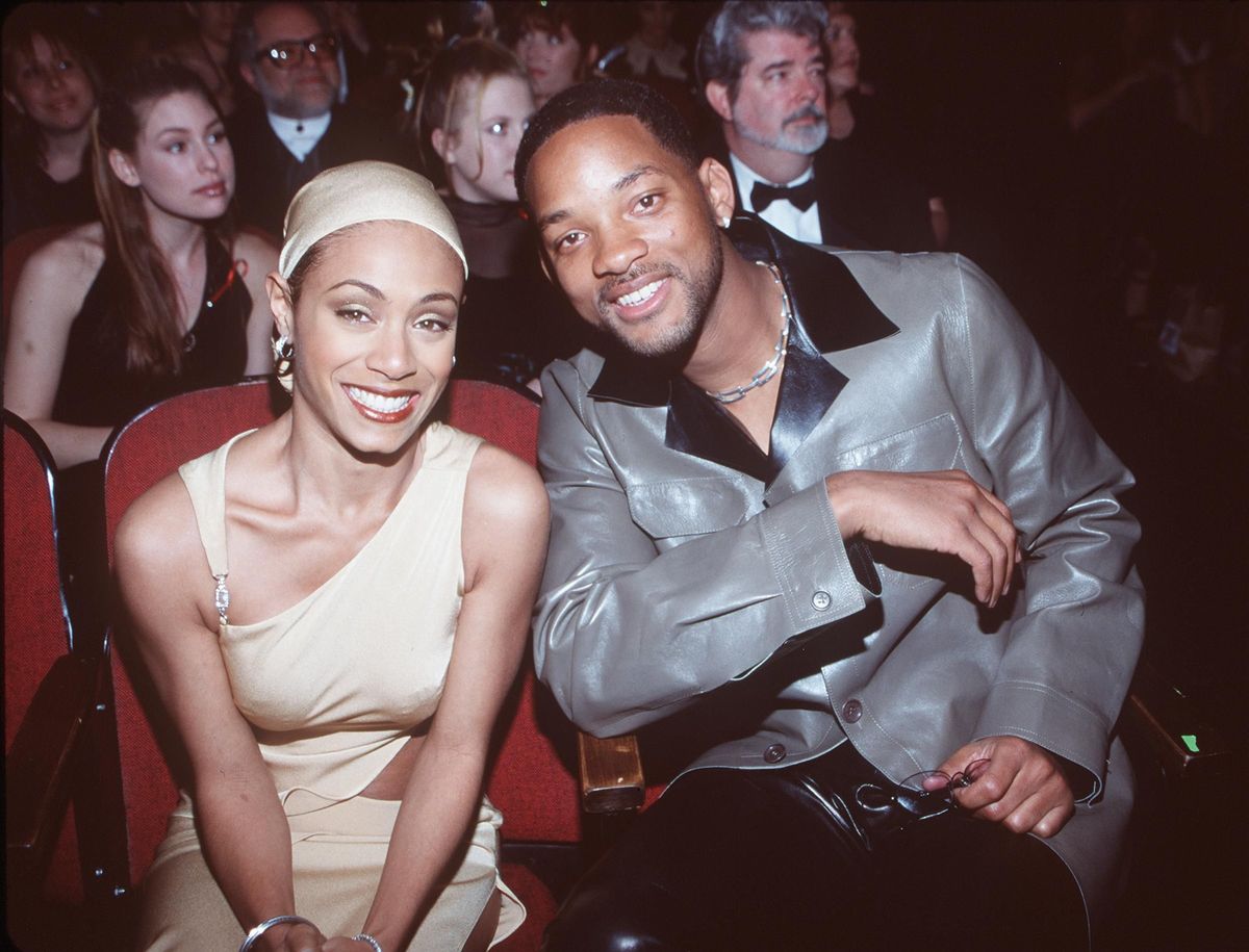 24.2.1999 Los Angeles, Kalifornia. Jada Pinkett Smith aviomiehensä Will Smithin kanssa 41. vuotuisessa Grammy A: ssa